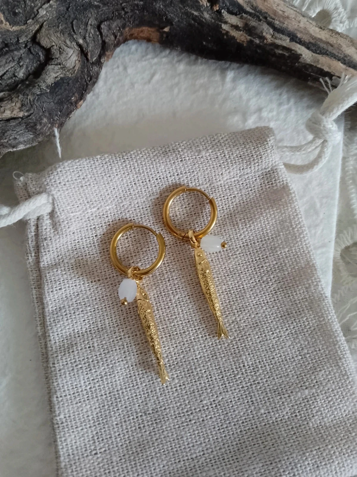 Boucles d'oreilles bohèmes créoles poissons dorés et pierres de calcédoine blanche